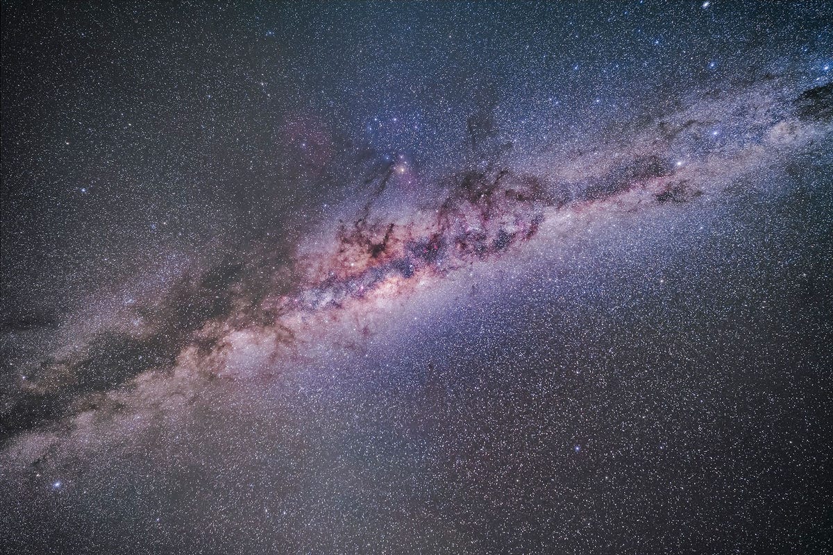 Het zodiakaal licht zorgt voor een heiige opname van deze centrale regio van de Melkweg