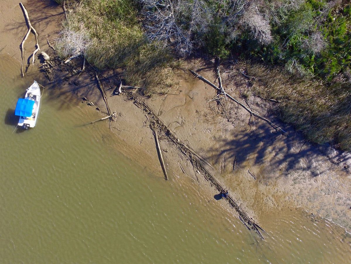 Deze luchtfoto werd op 2 januari 2018 genomen in Mobile County Alabama en toont mogelijk de resten van de Clotilda voor zover bekend het laatste slavenschip dat met ontvoerde WestAfrikanen in de VS arriveerde