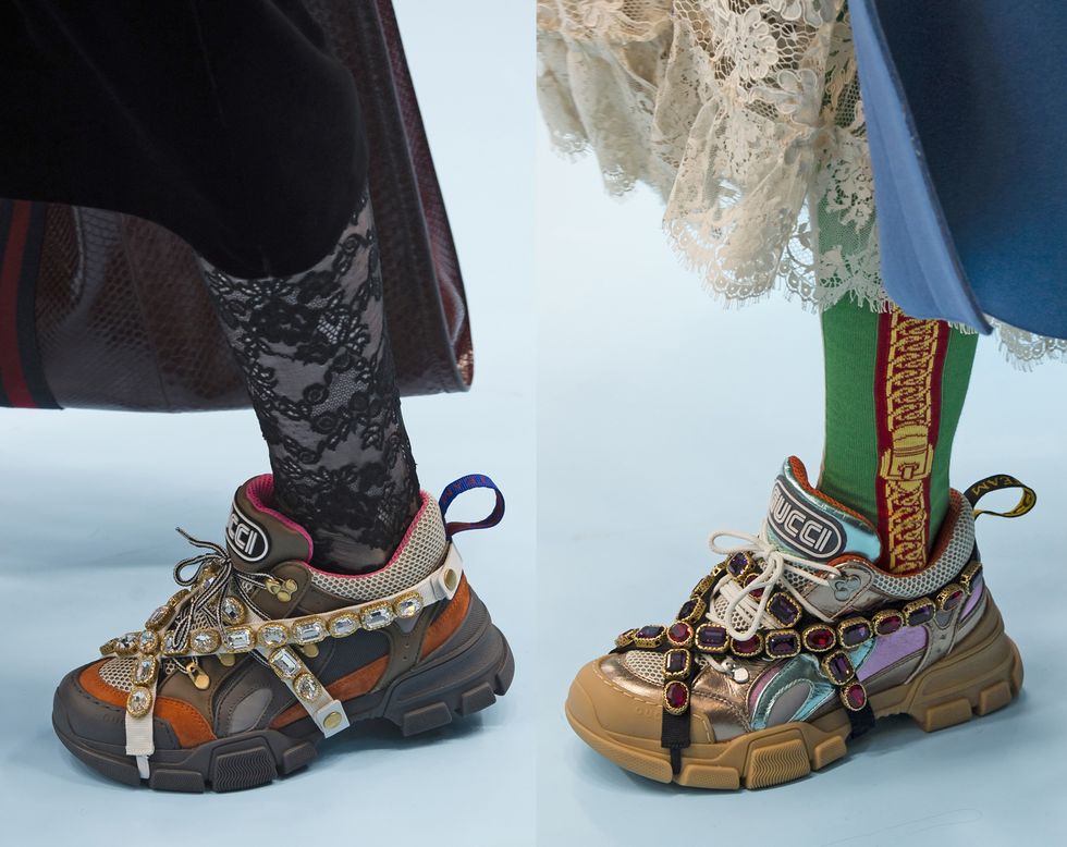 Le nuove sneakers con cui fare un figurone questo autunno inverno 2019 sono quelle di Gucci, si chiamano Flashtrek e sono un ibrido tra un paio di scarponcini trekking e sandali gioiello, da indossare con i look con la gonna.