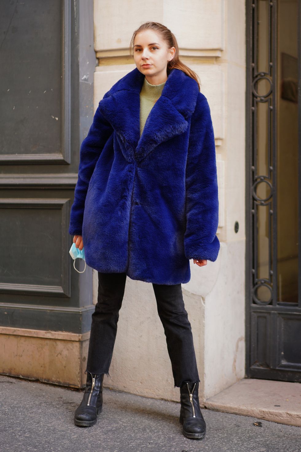 冬天衣櫃真的太暗黑？巴黎女孩挑外套不再黑白灰，5款冬日必備的「有趣外套」合集