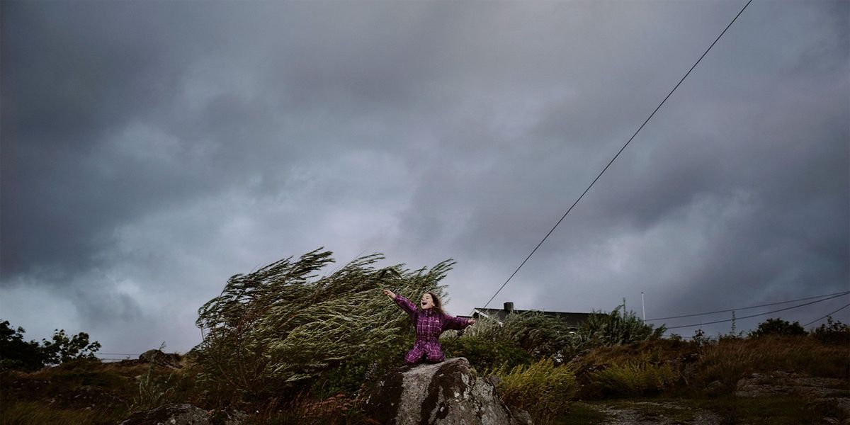 Anna Karina Litutkute speelt buiten terwijl het stormt In de archipel Froan begint het in september hard te waaien De stormen houden aan tijdens de wintermaanden