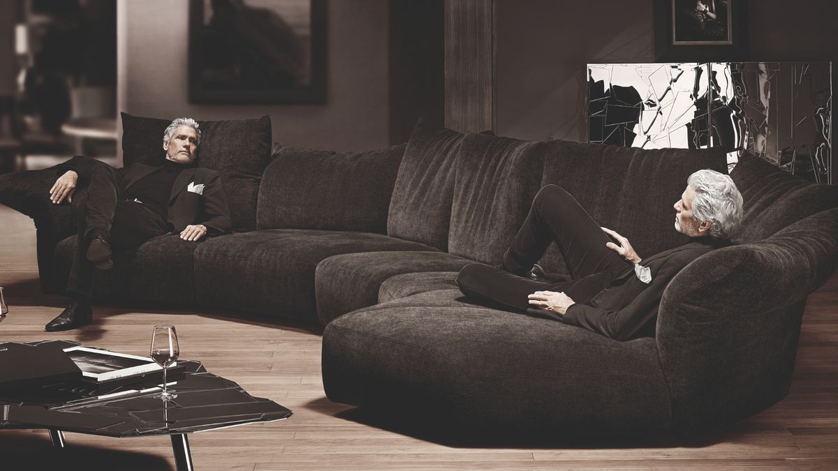 WOOD, un divano trasformabile intelligente con i suoi grandi cuscini:  un'innovazione premiata
