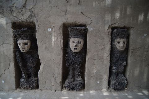 Deze 750 jaar oude standbeelden hielden ooit de wacht aan weerszijden van een ceremonile gang die toegang bood tot het paleis van Utz An op de archeologische vindplaats Chan Chan in Peru