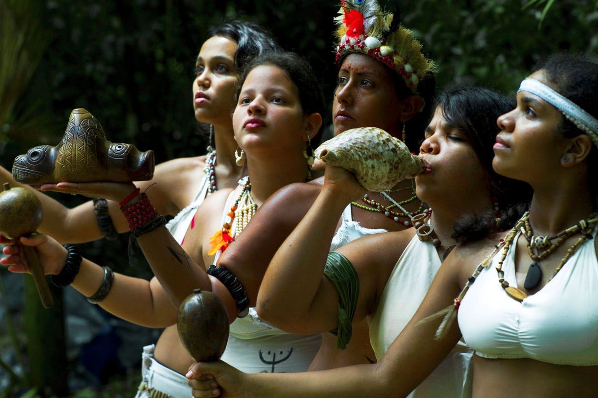 Tanos uit Puerto Rico en de VS komen samen voor een tiendaagse spirituele loop voor vrede en waardigheid naar bepaalde ceremonile locaties in Puerto Rico Op de foto staan jonge Tanodanseressen