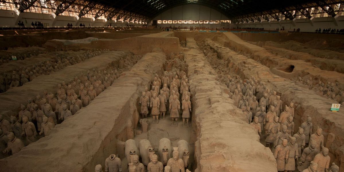 Opgegraven standbeelden van het Terracottaleger in de graftombe van de Chinese keizer Qin Shi Huangdi