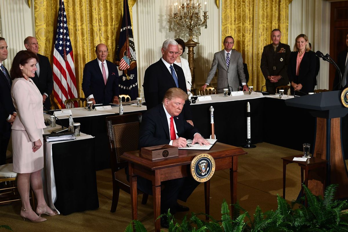 Op 18 juni 2018 ondertekende de Amerikaanse president Donald Trump op een bijeenkomst van de National Space Council een beleidsaanwijzing voor het transportbeheer in de ruimte Tijdens die vergadering pleitte Trump ook voor het opzetten van een ruimtemacht als apart krijgsmachtonderdeel van het Amerikaanse leger