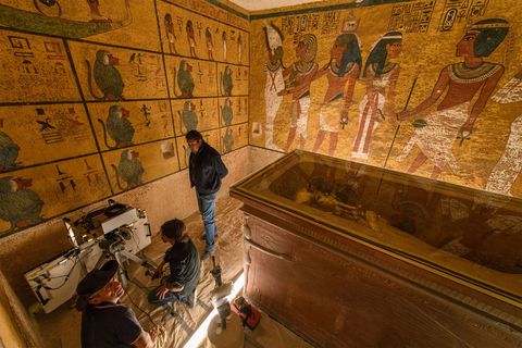 De sarcofaag van Toetanchamon vult de ongebruikelijk kleine grafkamer van de farao bijna geheel waardoor sommige experts vermoeden dat de tombe oorspronkelijk groter was