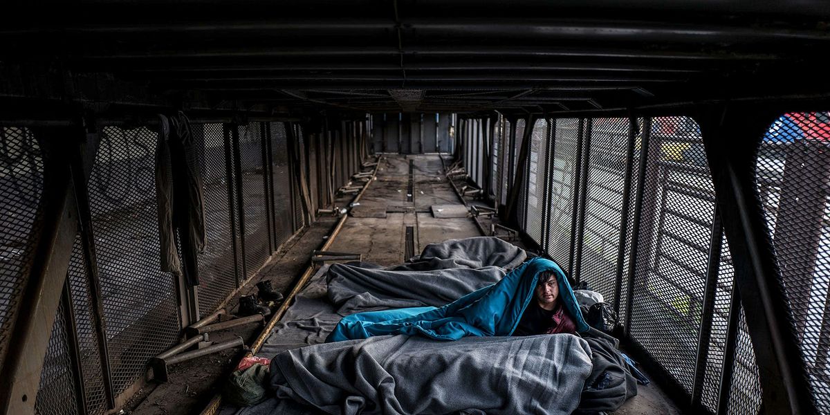 Shershah 15 uit Afghanistan schuilt in een verlaten treinwagon bij het hoofdstation van Belgrado In de afgelopen jaren is het aantal onbegeleide kinderen dat is gevlucht voor de economische malaise en de conflicten in hun thuislanden sterk gestegen