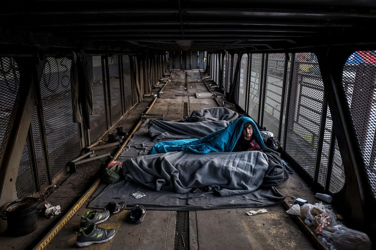 Shershah 15 uit Afghanistan schuilt in een verlaten treinwagon bij het hoofdstation van Belgrado In de afgelopen jaren is het aantal onbegeleide kinderen dat is gevlucht voor de economische malaise en de conflicten in hun thuislanden sterk gestegen