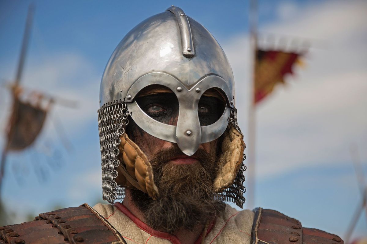 Een acteur is tijdens een reenactment op een festival in Polen volledig als Viking uitgedost