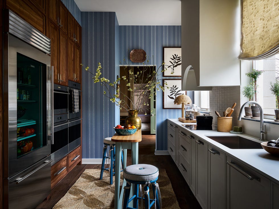 scullery with curved range hood