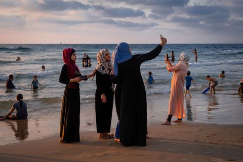 TEL AVIV ISRALDrie vrouwen maken selfies terwijl ze op het strand het islamitische Offerfeest vieren een belangrijke feestdag waarop wordt gevierd dat Abraham bereid was zijn zoon aan god te offeren