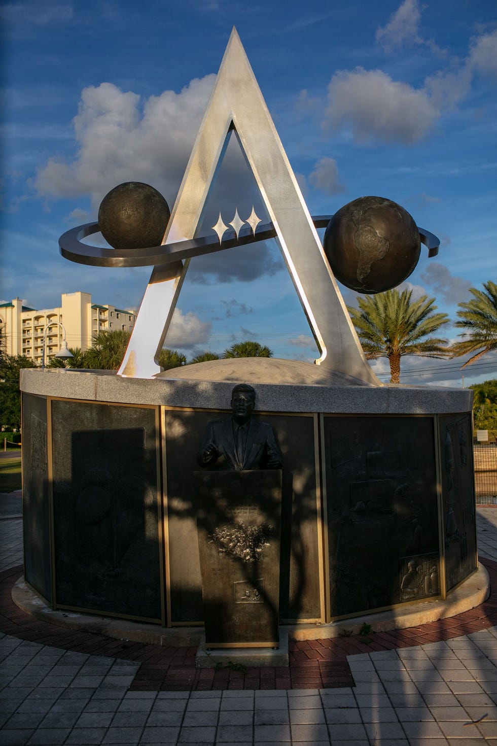 Het Apollo Monument maakt deel uit van de US Space Walk of Fame in het Space View Park in Titusville Florida