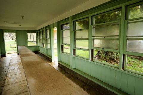 De wachtkamer van KalaupapaDorp werd gebouwd met het oog op het bewaren van afstand tussen lepralijders en bezoekers die werden gescheiden door een lange tafel