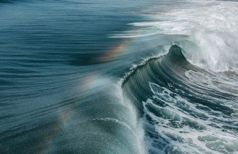 HUNTINGTON BEACH CALIFORNIEen regenboog vormt zich boven de golven die op Huntington City Beach breken Surfers trekken massaal naar Surf City USA om er deel te nemen aan de meer dan vijftig surfwedstrijden en om de branding langs het ruim 15 kilometer lange strand af te speuren naar de perfecte golf