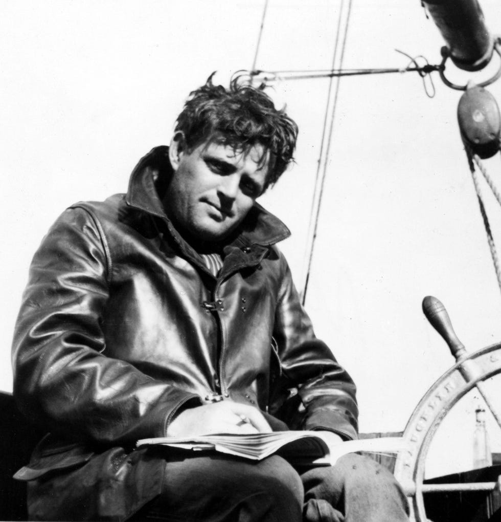 Jack London in 1907 aan het roer van zijn kits The Snark een langsgetuigde tweemaster van zestien meter