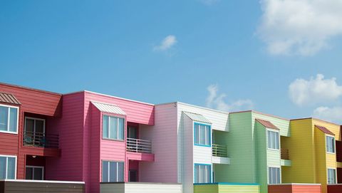 GALVESTON TEXASVeelkleurige strandhuizen met uitzicht op zee staan aan het strand van Galveston