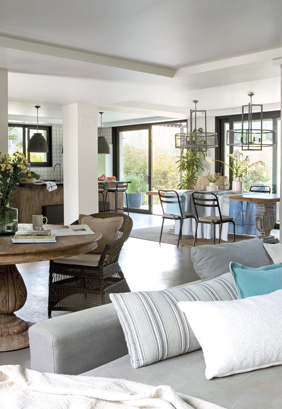 Living room, Furniture, Room, Interior design, Property, Home, Table, Building, Coffee table, House, 