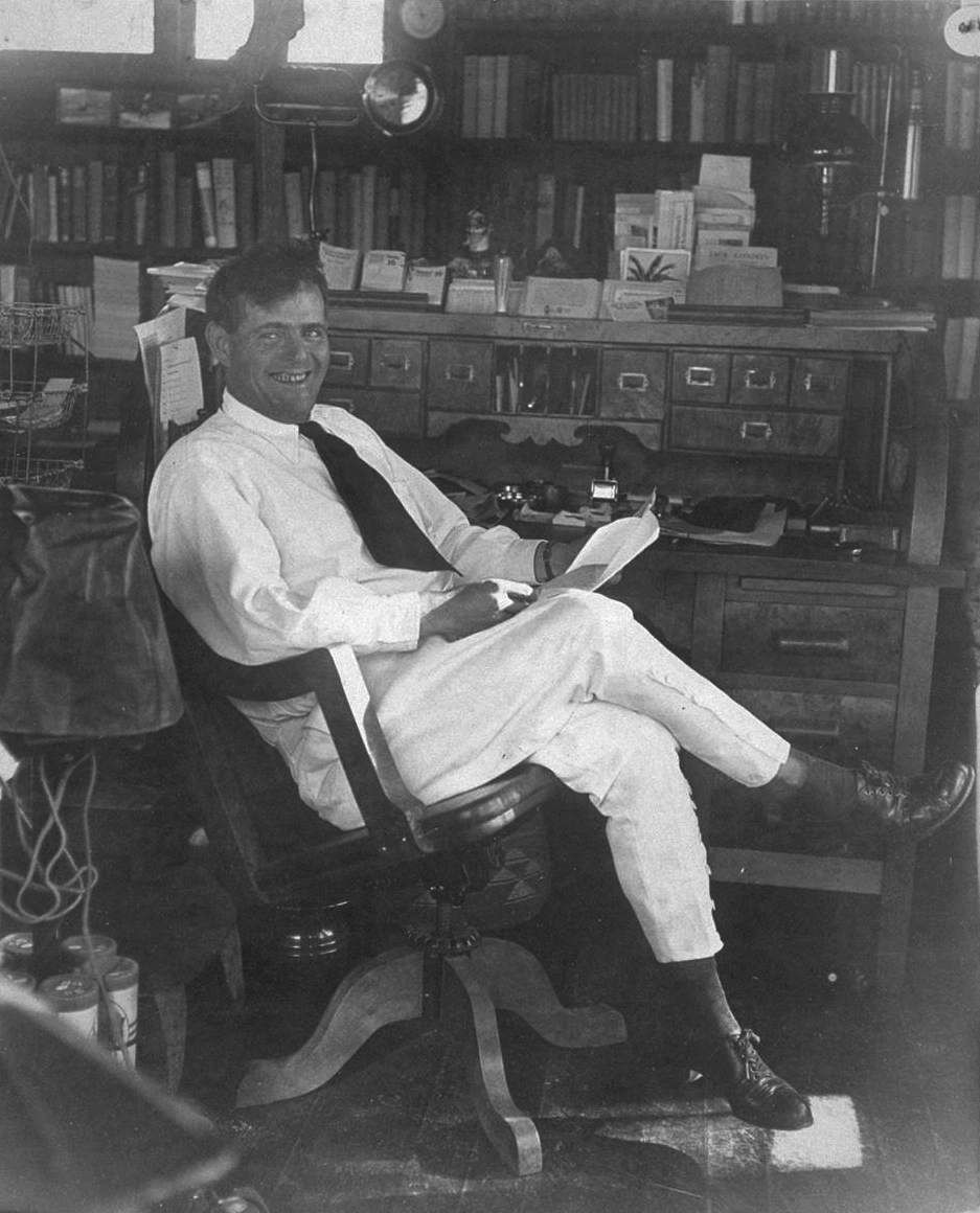 Jack London in zijn kantoor in Californi kort voor zijn dood in 1916