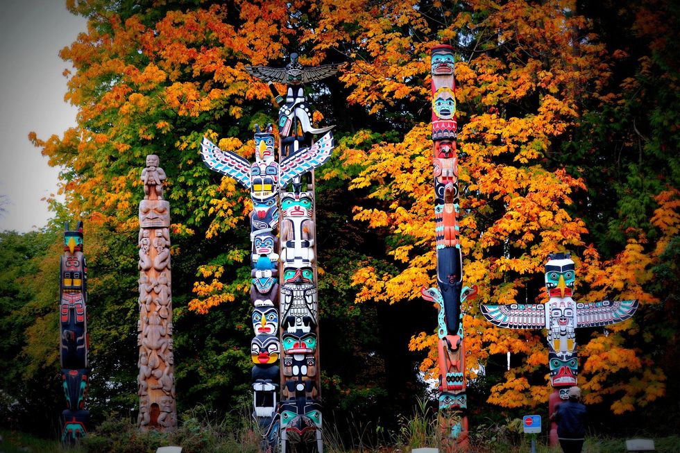 Veel First Nations zetten toerisme in om bezoekers aan te trekken en die te vertellen over hun culturen en tradities Een overzicht vind je op indigenousbccom