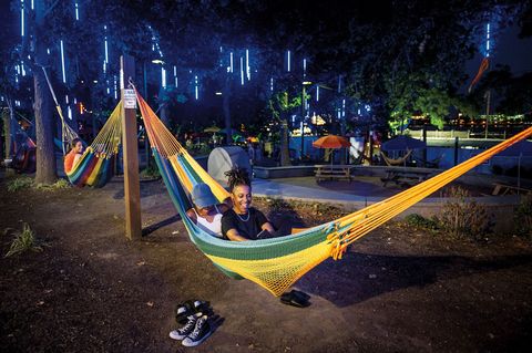 Spruce Street Harbor Park werd in 2014 geopend en is een geslaagd symbool van de vernieuwing van de kade van de Delaware De inwoners komen in het gratis park ontspannen in de tientallen kleurrijke hangmatten