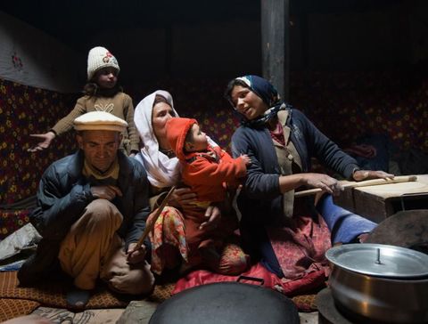 In hun huis in de Pakistaanse regio Hunza maakt een gezin chapati besprenkeld met olijfolie Voor de mensen in Hunza zijn maaltijden de momenten van de dag waarop het gezin bijeenkomt