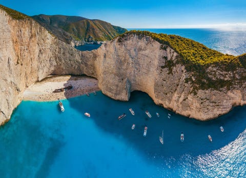 ZAKYNTHOS GRIEKENLANDBoottoeristen gaan voor anker bij het Griekse eiland Zakynthos om het wrak van de MV Panagiotis te bekijken een schip dat in oktober 1980 strandde op het Navagiostrand Schipbreukstrand Volgens de bewoners vervoerde de Panagiotis smokkelwaar toen de Griekse marine daar lucht van kreeg en het schip begon te volgen dat daarna in een storm op de kust liep en door de bemanning werd verlaten