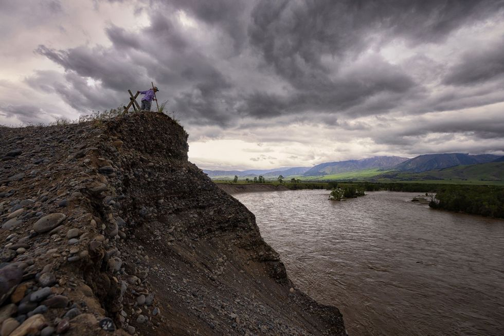 Karin Boyd een geologe uit Bozeman die onderzoek doet naar de dynamiek van rivieren en overstromingen staat dertig meter boven de rivier de Yellowstone op een heuvel Op het hoogtepunt van de overstromingen heeft het kolkende water een groot deel van de heuvel weggeslagen