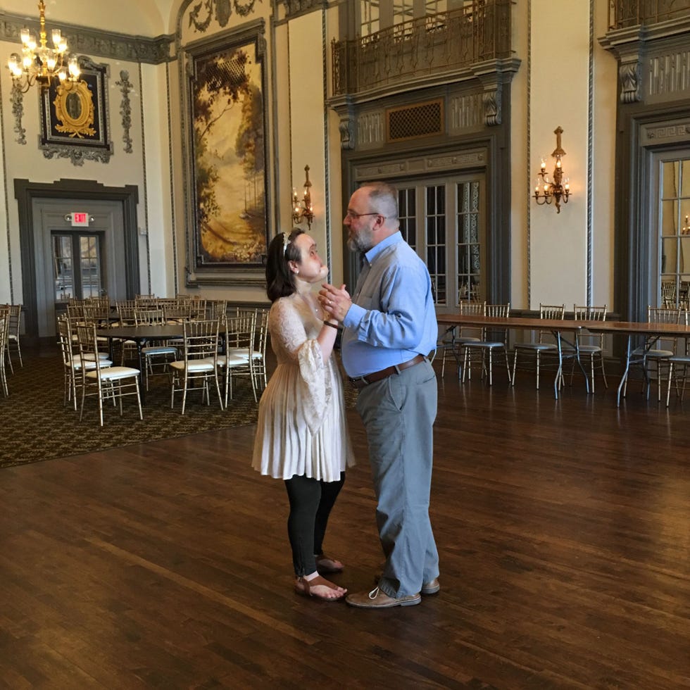 9 maanden en 22 dagen voor Katies transplantatieIn het Tudor Arms hotel in Cleveland zingen Katie en haar vader samen Have I Told You Lately That I Love You terwijl ze een dansje maken Vroeger trok ik nooit zo veel op met mijn ouders zegt Katie die ervan overtuigd is dat ze mede dankzij hun goede zorgen nog leeft Natuurlijk zijn we nog steeds ondersteboven van deze hele toestand zegt Robb Maar er gebeuren in het leven nu eenmaal dingen waar je een optater van krijgt Het gaat erom hoe je ermee omgaat