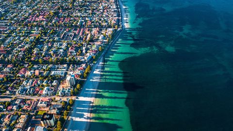 GLENELG AUSTRALIOp de grens van stad en zee het Glenelgstrand aan de zuidkust van Australi is een van de populairste badgelegenheden bij de stad Adelaide Na een dag van zee en zonnebaden kun je in de stad de plaatselijke keuken uitproberen