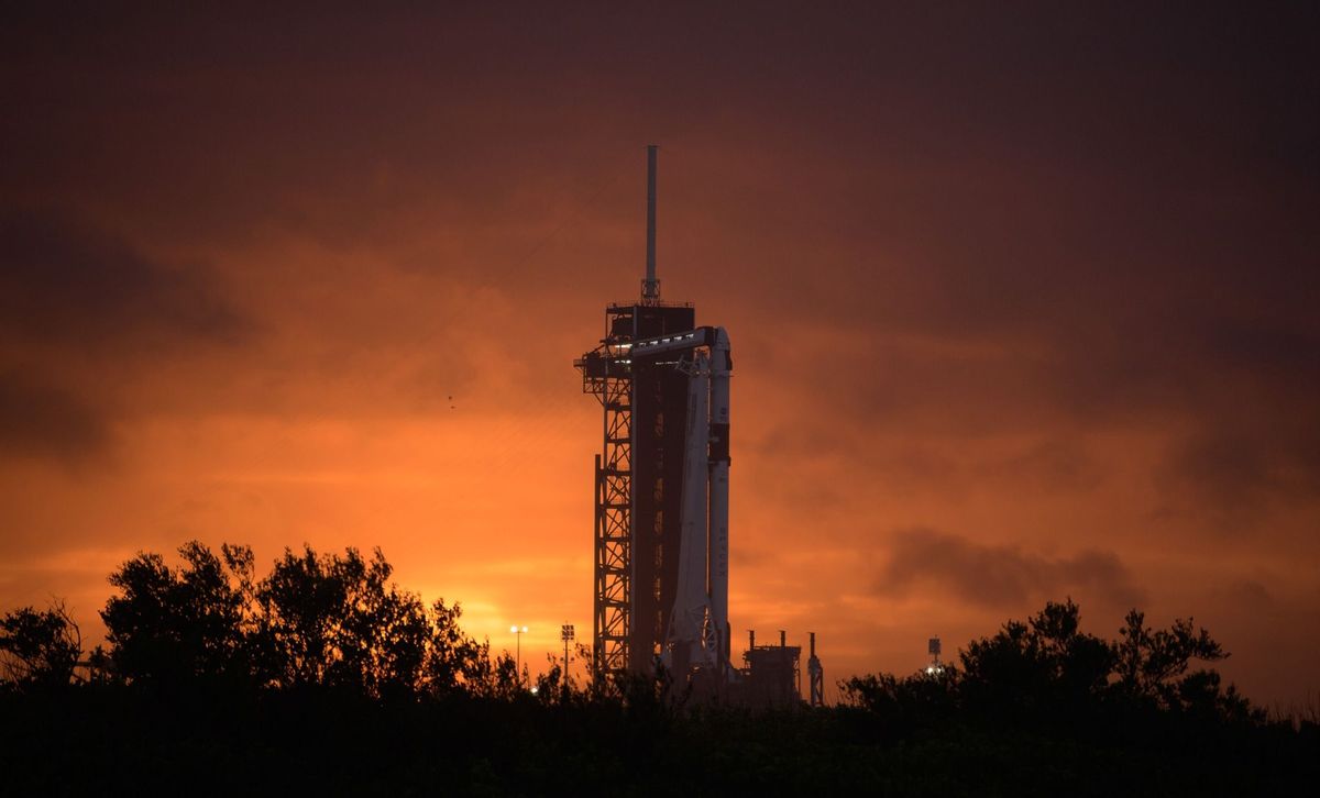 Een Falcon 9 en Crew Dragon van SpaceX verrijzen op het Lanceercomplex 39A van het Kennedy Space Center in Florida terwijl alles wordt voorbereid voor de historische missie Demo2 op 27 mei gisteren uitgesteld tot zaterdag 30 mei Het ruimtevaartcentrum ligt midden in het Merritt Island National Wildlife Refuge