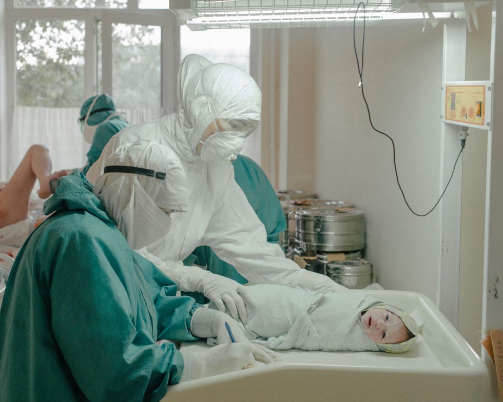 Dagestan, Russia DAGESTAN RUSLANDIn het enige kraamziekenhuis van Dagestan in Rusland is een baby ter wereld gebracht Dagestan ligt in het uiterste zuidwesten van Rusland aan de Kaspische Zee De grotendeels islamitische deelrepubliek kreeg in het voorjaar van 2020 te maken met een rampzalige golf van COVID19besmettingen Het hoge aantal slachtoffers in Dagestanriep de vraag opof het officile dodental in de rest van Rusland niet werd verdoezeld
