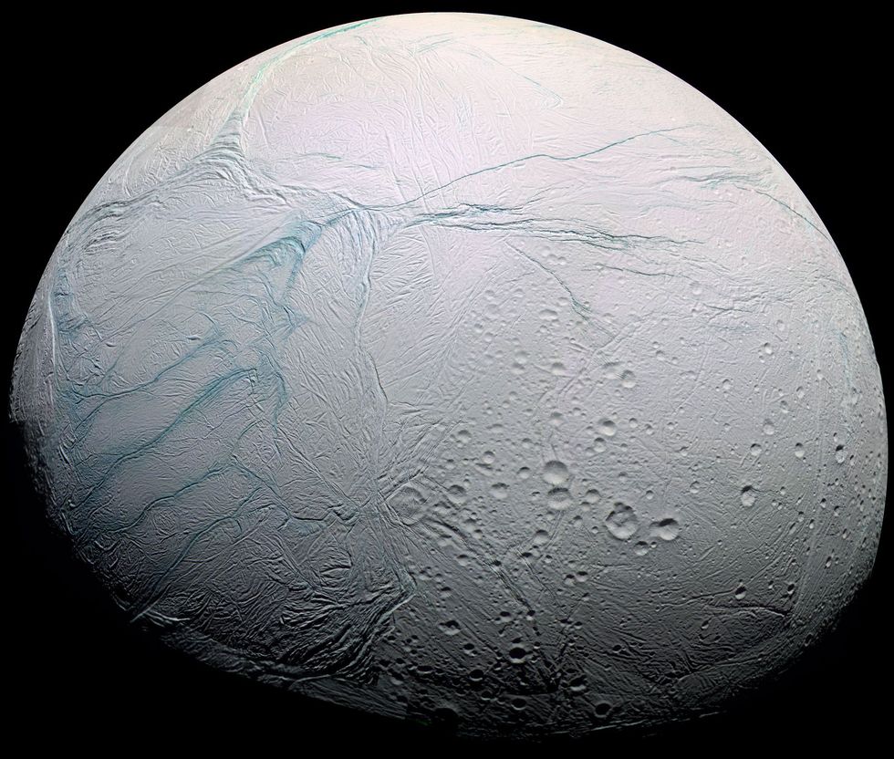 Tijgerstrepen sieren het ijzige oppervlak van de Saturnusmaan Enceladus hier te zien op een foto van de Cassini ruimtesonde