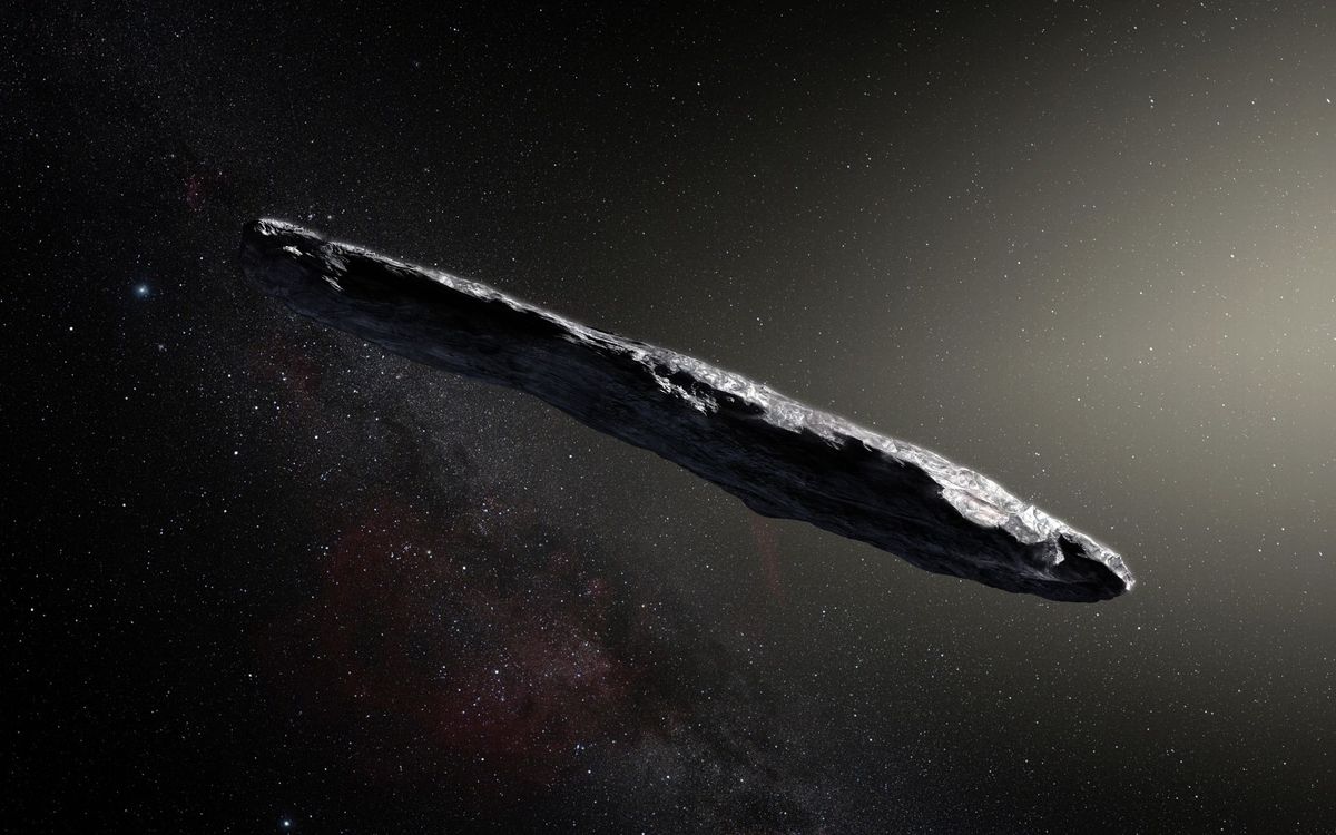 Deze illustratie toont het eerste interstellaire object dat voor zover bekend ons zonnestelsel heeft aangedaan Oumuamua Het unieke object werd op 19 oktober 2017 ontdekt door de PanSTARRS 1telescoop op Hawa Uit vervolgobservaties door observatoria in de hele wereld blijkt dat het om een type hemellichaam gaat dat tot nu toe niet eerder in het zonnestelsel is waargenomen
