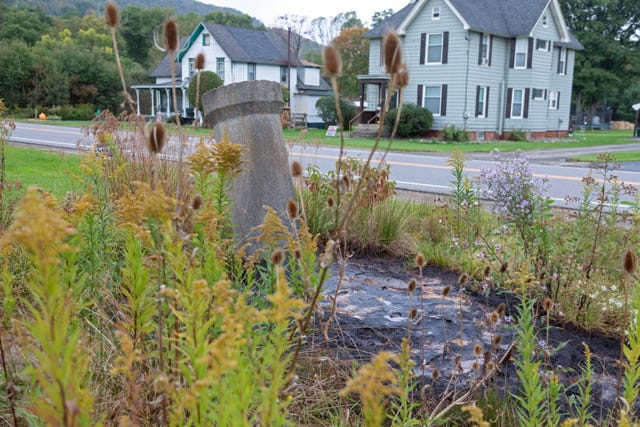 Deze afgedankte aardoliebron in Bradford Pennsylvania is meer dan honderd jaar oud Aan de overzijde van de straat waaraan de bron ligt staan woningen De put is een overblijfsel van de olieboom die de staat in de negentiende eeuw in zijn greep hield De put lekt nog altijd olie en methaangas