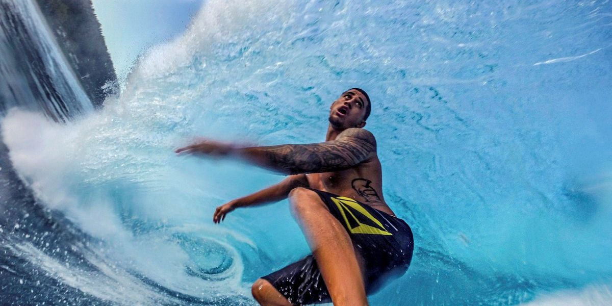 Een man surft op de Pipeline een bij surfers beroemd koraalrif voor de kust van Oahu Hawa