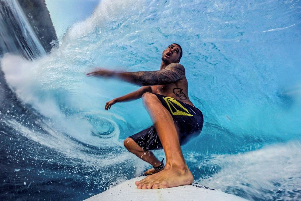 Een man surft op de Pipeline een bij surfers beroemd koraalrif voor de kust van Oahu Hawa