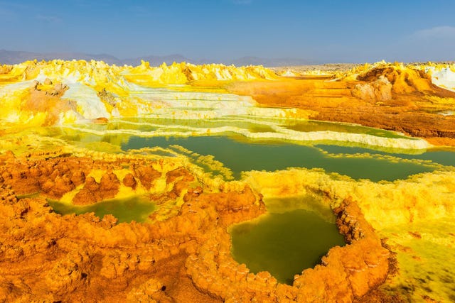 De Ethiopische Danakildepressie is onherbergzaam in het kwadraat In dit verzonken vulkanische landschap wemelt het van de zure hete bronnen poelen van opborrelend lava zoutpannen en uitlaten van giftige dampen Maar in en rond de zwavelpoelen en schoorstenen die mineraalhoudende damp uitstoten leven talloze organismen Volgens wetenschappers is deze hel op aarde een uitstekende nabootsing van de oertijd op Mars
