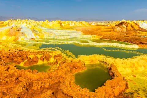 https://www.nationalgeographic.com/content/dam/science/2019/08/26/01_alien_nationalgeographic_2654714.jpg De Ethiopische Danakildepressie is onherbergzaam in het kwadraat In dit verzonken vulkanische landschap wemelt het van de zure hete bronnen poelen van opborrelend lava zoutpannen en uitlaten van giftige dampen Maar in en rond de zwavelpoelen en schoorstenen die mineraalhoudende damp uitstoten leven talloze organismen Volgens wetenschappers is deze hel op aarde een uitstekende nabootsing van de oertijd op Mars