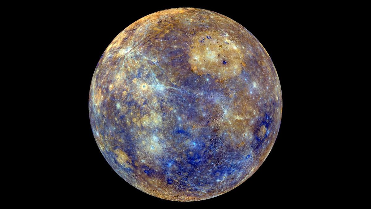 Deze kleurrijke opname van Mercurius is opgebouwd uit beelden van de NASAsonde MESSENGER die zich van 2011 tot 2015 in een omloopbaan rond de kleine planeet bevond Op 9 augustus zal Mercurius vanaf de aarde gezien het best zijn te observeren in het hele jaar