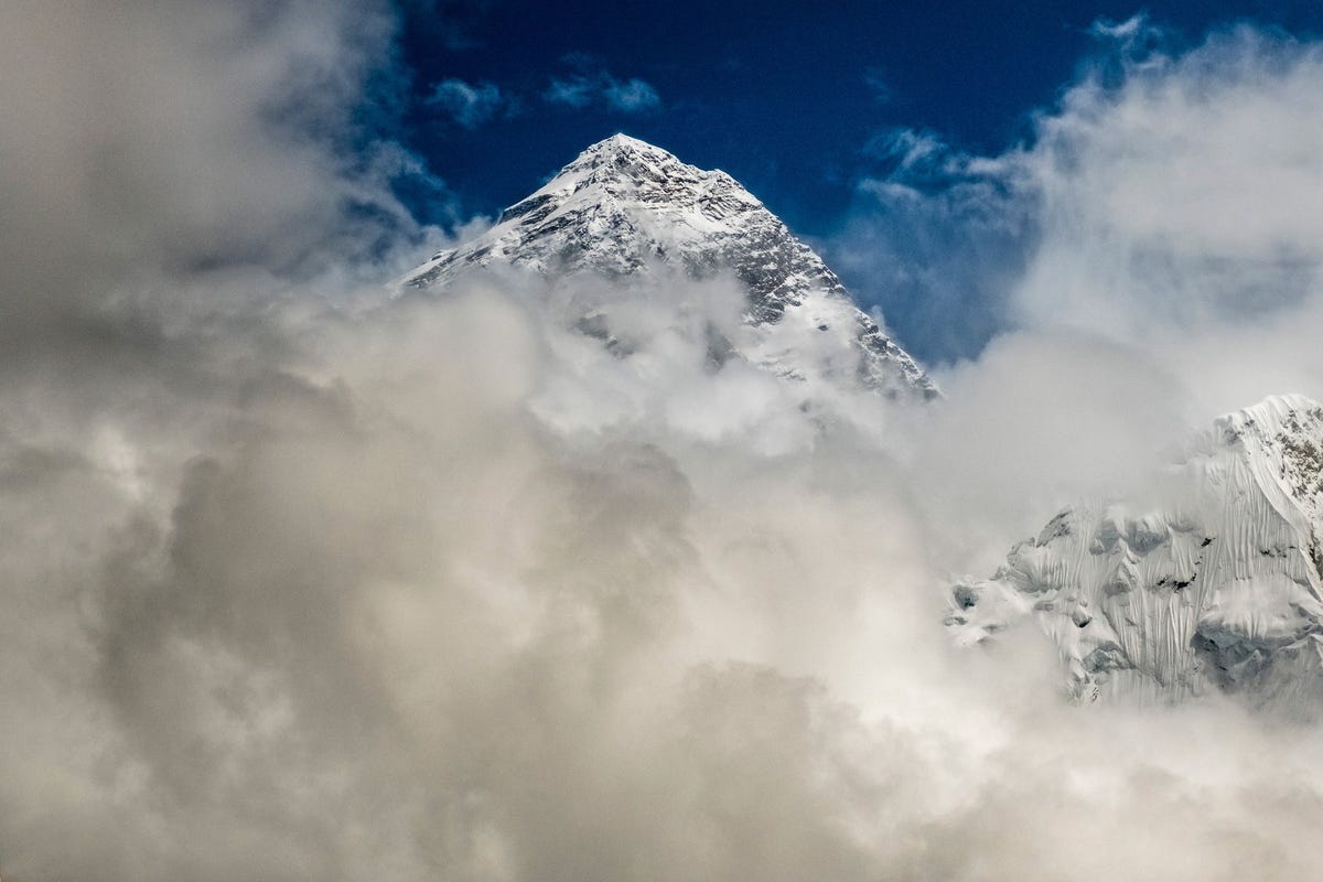 Tijdens het klimseizoen van 2019 is de top van de Mount Everest gehuld in mistflarden Al sinds de jaren vijftig van de negentiende eeuw proberen landmeters de precieze hoogte van het dak van de wereld te meten
