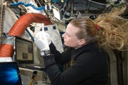 NASAastronaut Kate Rubins werkt aan het experiment Biomolecule Sequencer aan boord van het International Space Station Met behulp van zon DNAsequentiringsapparaat in de ruimte zouden in de toekomst microben gedentificeerd en ziekten gediagnosticeerd kunnen worden en mogelijk ook leven op basis van DNA elders in het zonnestelsel gedetecteerd kunnen worden