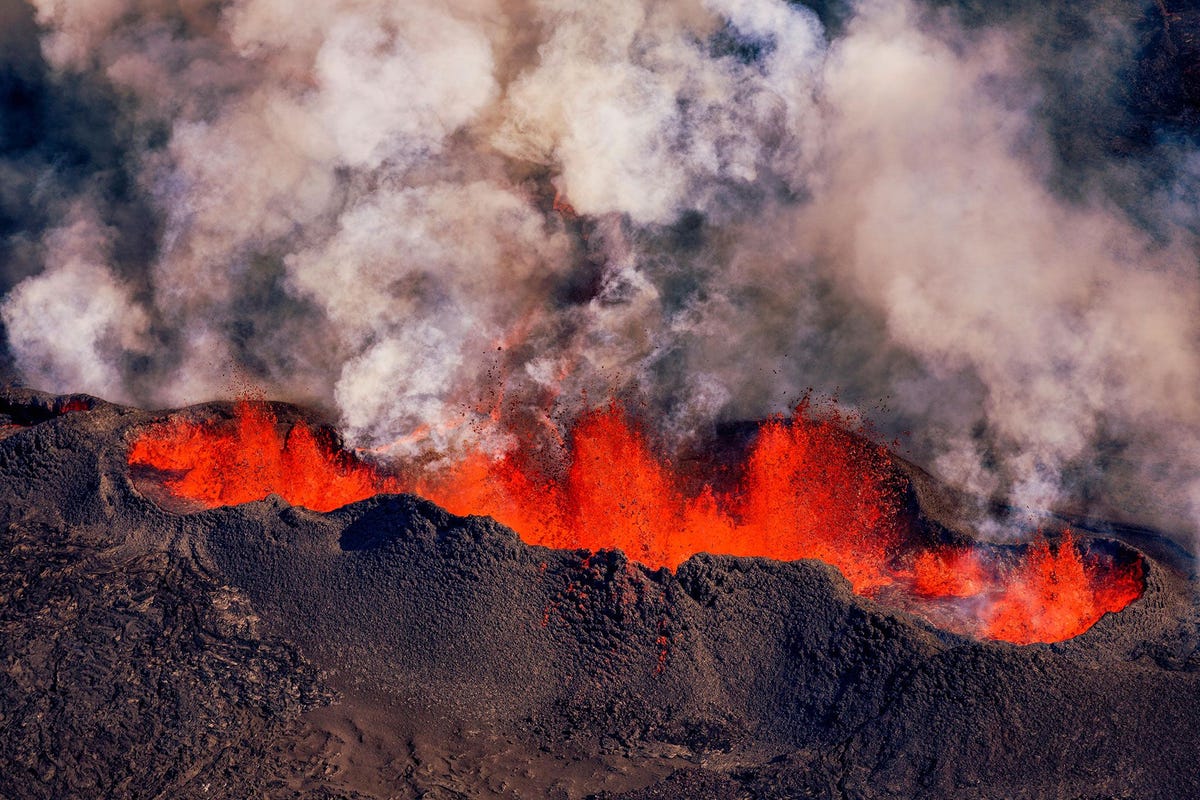 Tijdens een uitbarsting van de Holuhraunscheur van de vulkaan Bardarbunga op IJsland wordt gloeiende lava uitgestoten Onderzoekers hebben op IJsland een soortgelijke uitbarsting bestudeerd die zich in een ver verleden heeft afgespeeld en de Borgahrauneruptie wordt genoemd Uit hun onderzoek bleek dat het magma bij die uitbarsting met recordsnelheid vanaf de basis van de aardkorst naar de oppervlakte steeg