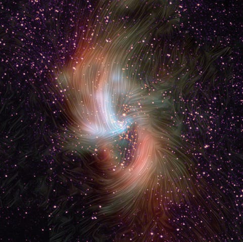 Op deze opname zijn de stofwolken en stromende magneetvelden te zien die Sagittarius A  het superzware zwarte gat in het centrum van de Melkweg  omringen De gegevens over de magneetvelden zijn gepresenteerd op de vergadering van de American Astronomical Society van juni 2019 en werden verzameld door SOFIA een NASAtelescoop die in een aangepaste Boeing 747 is ondergebracht
