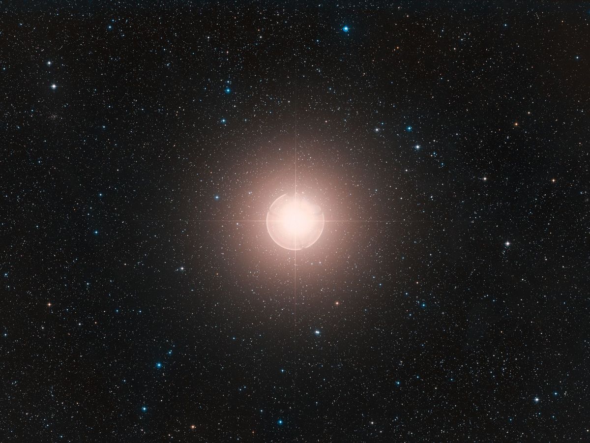 Deze afbeelding van Betelgeuze een van de helderste sterren aan het firmament is een kleurencompositie van opnamen in verschillende golflengten die in het kader van de Digitized Sky Survey 2 werden gemaakt