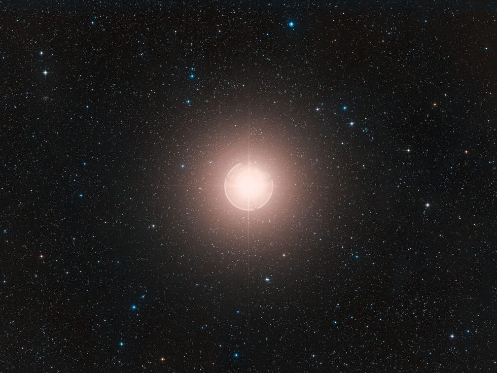 Deze kleurencompositie van Betelgeuse een van de helderste sterren aan het firmament is samengesteld uit opnamen die in het kader van de Digitized Sky Survey 2 werden gemaakt