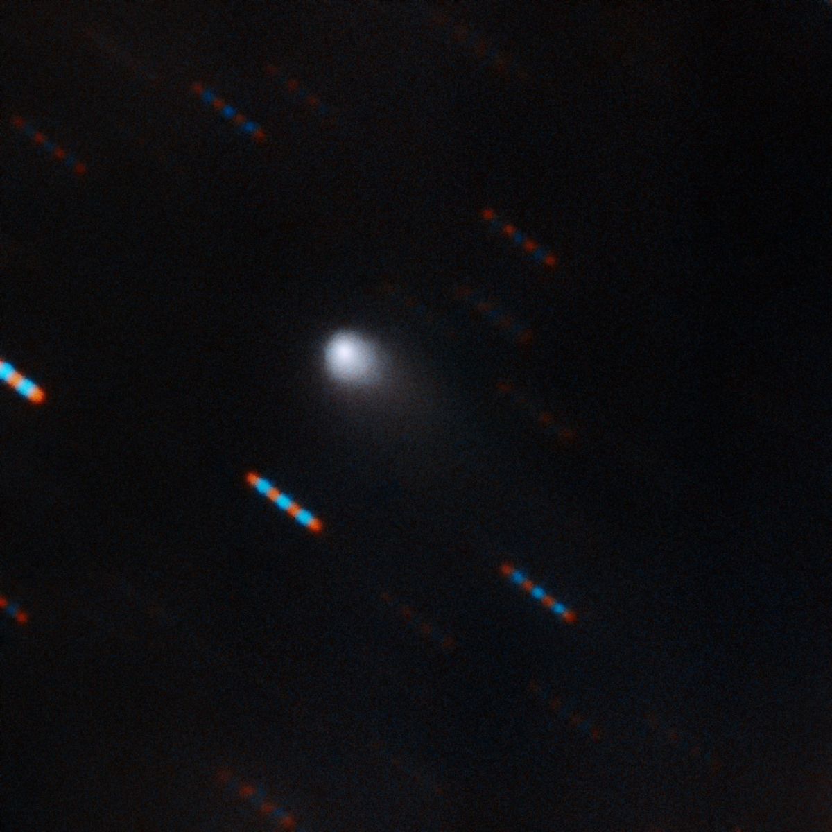 Onlangs maakte het Gemini Observatory op Hawa deze composietopname in twee kleuren van 2IBorisov het tweede interstellaire hemellichaam dat is waargenomen tijdens een bezoek aan ons zonnestelsel De blauwe en rode streepjes zijn afbeeldingen van sterren op de achtergrond die door de beweging van de komeet zijn uitgesmeerd