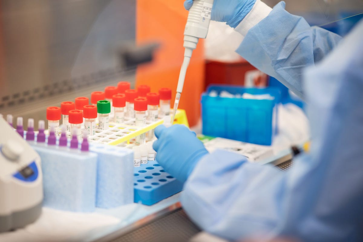 Een laborant start op 11 maart 2020 een semigeautomatiseerde test voor COVID19 in Northwell Health Labs in Lake Success in New York