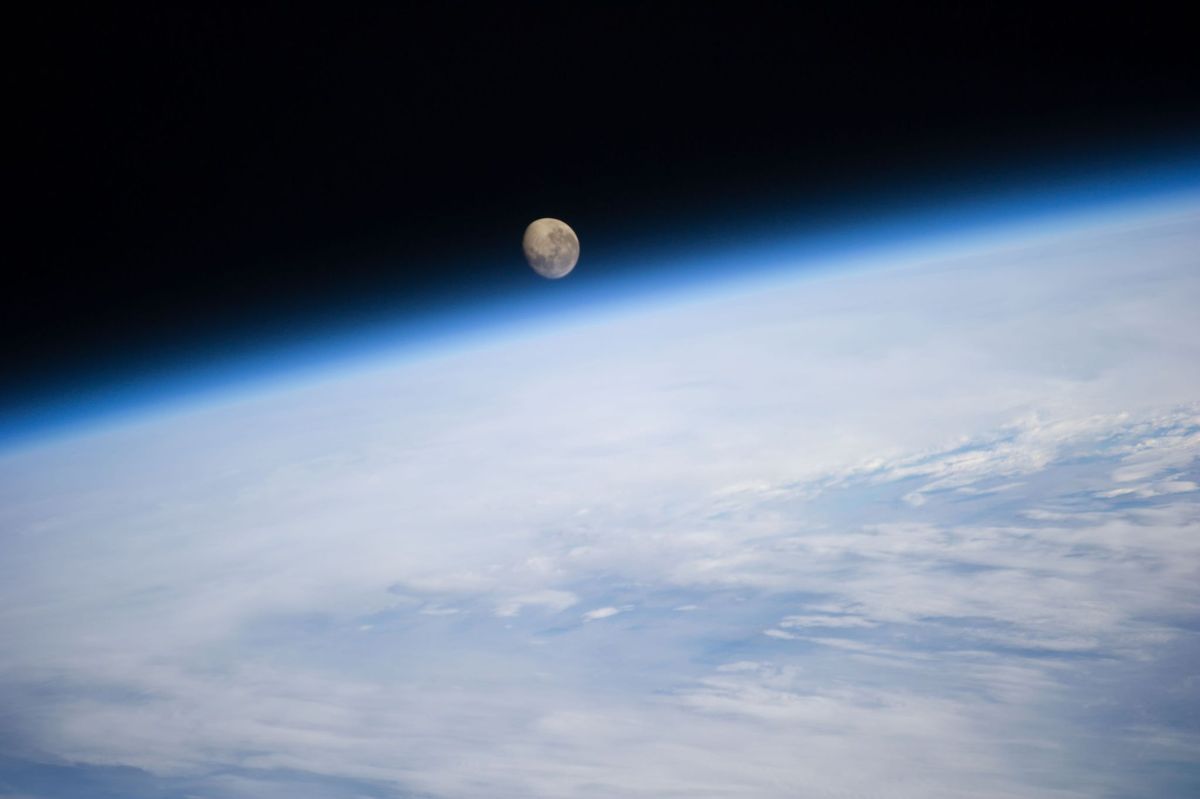De ondergaande maan is te zien in dit uitzicht vanuit het International Space Station