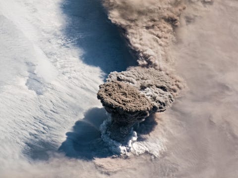 https://www.nationalgeographic.com/content/dam/science/2019/09/23/earth_action/01_eruption_iss059e119250_lrg.jpg Op 22 juni 2019 kwam de vulkaan Raikokoe tot uitbarsting waarbij een reusachtige wolk gas en as boven de noordelijke Stille Oceaan werd uitgeworpen De uitbarsting was z groot dat astronauten van het International Space Station de pluim vanuit de ruimte konden zien en deze foto van de zich uitdijende aswolk maakten Het bijzondere aan deze eruptie was dat de aswolken tot in de stratosfeer doordrongen waardoor het zonlicht werd gebroken en er paarse zonsopgangen en ondergangen waren te zien